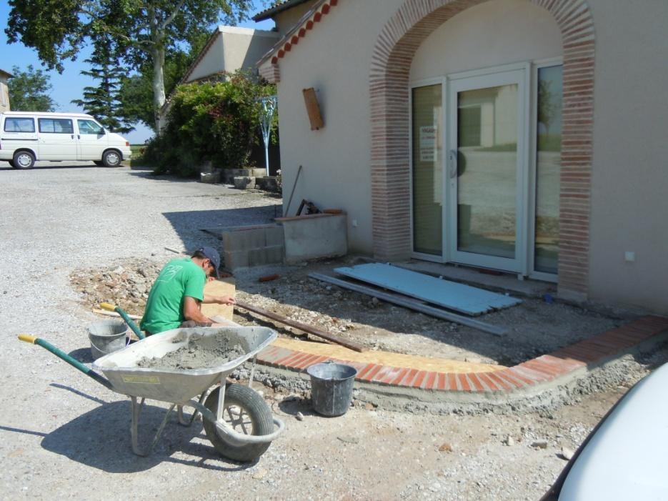 Aménagement de l’entrée du magasin et de la cour de ferme.