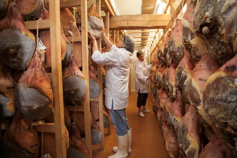 Agrandissement du magasin et création d’une salle d’accueil avec vue sur le séchoir à jambons secs.