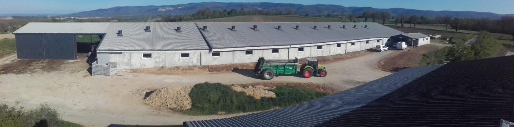 La ferme se modernise avec la construction d'un nouveau bâtiment de 2000 places, et d’une fabrique d’aliment à la ferme.